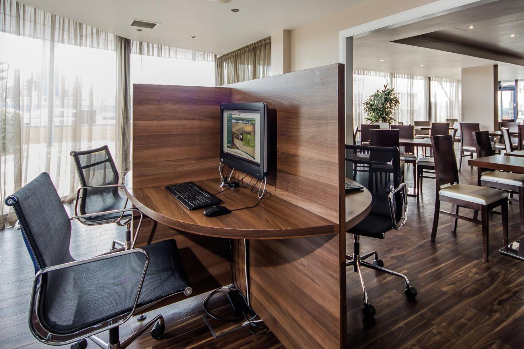 Express Royal Docks By Ihg Londra